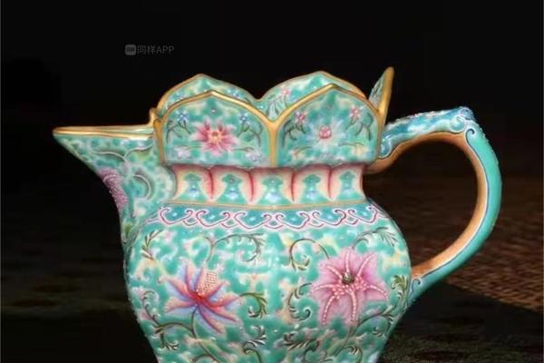 珐琅彩僧帽壶公道杯