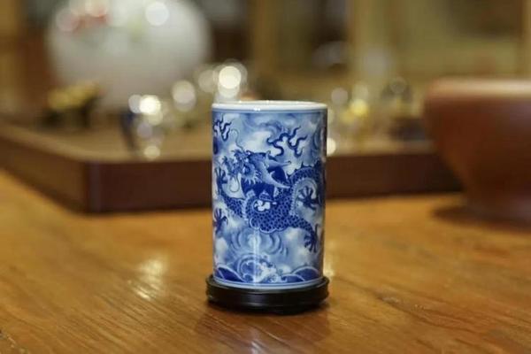 青花云龙纹笔筒 