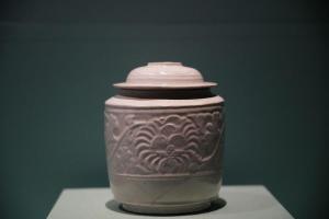 北宋定窑白瓷雕牡丹纹盖罐