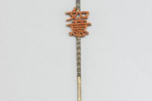 西元1644-1911年 清 银镀金嵌珊瑚珠「如意」耳挖簪