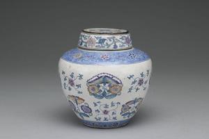 清 乾隆款 铜胎画珐瑯仿斗彩花蝶纹圆盖罐