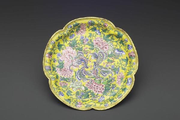 清雍正  西元1723-1735年 铜胎画珐瑯黄地花蝶纹盘