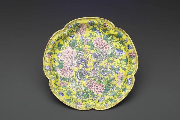 清雍正  西元1723-1735年 铜胎画珐瑯黄地花蝶纹盘