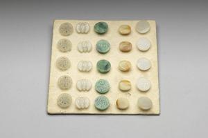 蝙蝠白玉钮扣