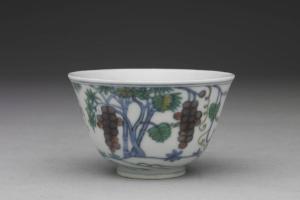 明 西元1465-1487年 成化 斗彩葡萄纹杯