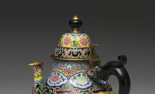 清雍正  西元1723-1735年 画珐瑯黄地花卉纹乌木把壶
