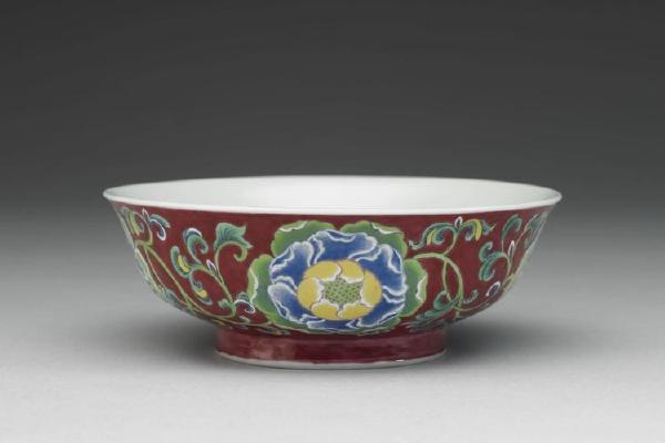 清  圣祖 康熙  西元1662-1722年 珐瑯彩瓷红地花卉碗