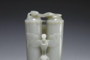 清乾隆  西元1736-1795年 乾隆 玉鹰熊双联瓶