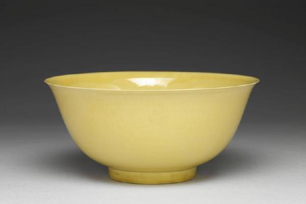 清  圣祖  西元1662-1722年 康熙 黄釉碗