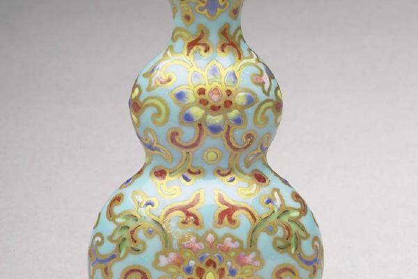 西元1644-1911年 清 嘉庆 釉上彩蓝地花卉纹鼻烟壶