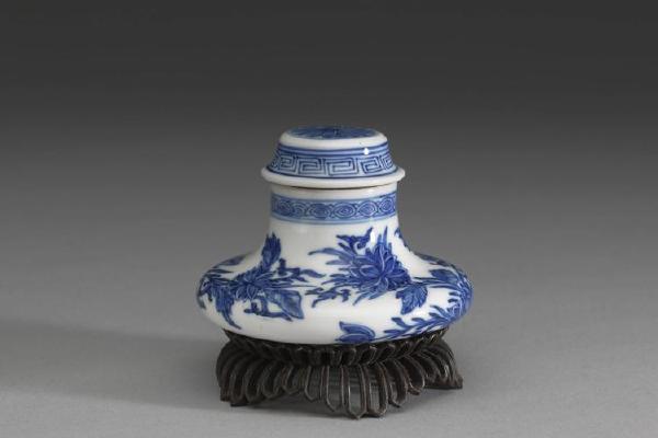 清 西元1644-1911年 青花莲纹小盖罐