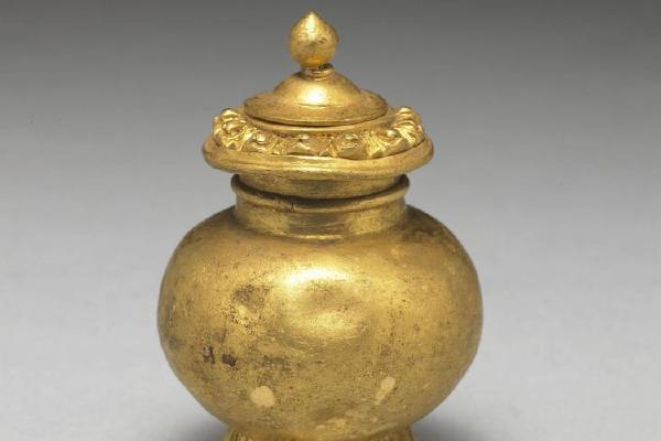 西元1644-1911年 清 莲瓣纹小金瓶
