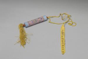 清 西元1644-1911年 粉红地粉彩缠枝花卉瓷牙签筒-1