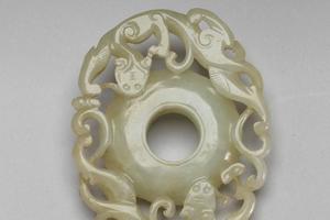 元至明 西元1271-1644年 青玉双螭璧（附木座）