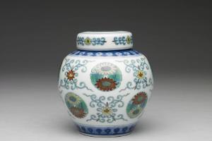 清 高宗  西元1736-1854年 乾隆 白地斗彩花小盖罐
