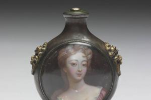 清 十八世纪  西元1701-1800年 十八世纪 银胎画珐瑯西方仕女鼻烟壶