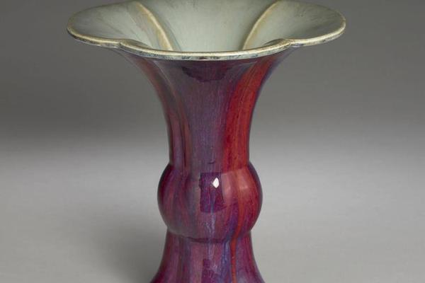 清 乾隆  西元1736-1795年 乾隆 炉钧釉海棠式瓷瓶