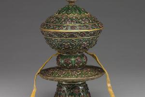 清 西元1736-1795年 乾隆款 内填珐瑯嵌宝靶碗