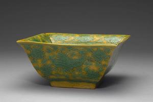 明 西元1522-1566年 嘉靖 娇黄绿彩凤凰方洗