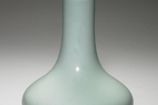 清 高宗  西元1736-1795年 乾隆 青釉长颈瓶