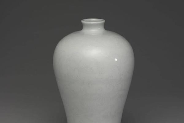明 永乐  西元1403-1424年 永乐 甜白莲花纹梅瓶