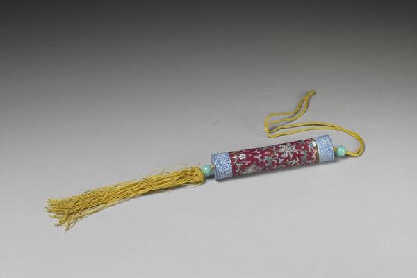 清 西元1644-1911年 红地粉彩缠枝花卉瓷牙签筒