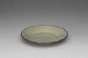 元 西元14世纪 青瓷花口盘（「宝用」铭）