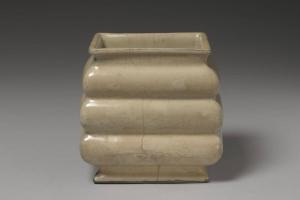 南宋-元  西元13-14世纪 官窑 青瓷三登方壶