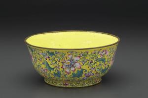 清 乾隆  西元1736-1795年 乾隆款 铜胎画珐瑯黄地花卉碗