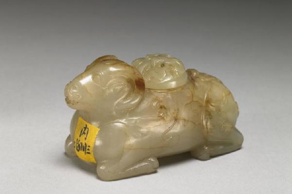 清 西元1644-1911年 雕玉兽形水盛
