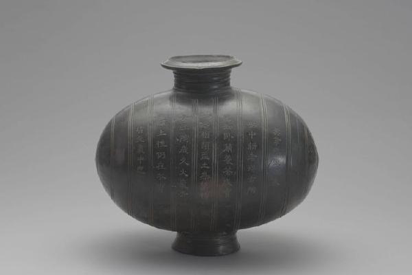 战国至西汉 西元前5世纪-西元8年 黑陶茧式壶