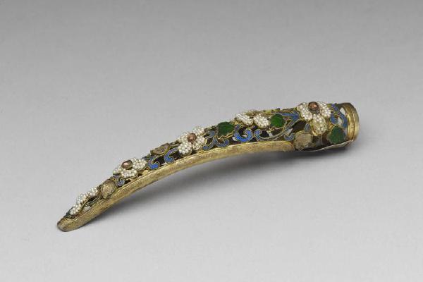 清 西元1644-1911年 点翠嵌宝石缉米珠镂空指甲套