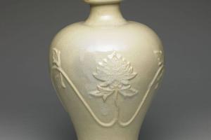 明-清 西元1368-1911年 广窑 堆花梅瓶