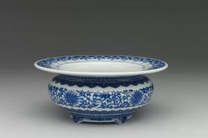 清 高宗  西元1736-1795年 乾隆款 青花白地瓷花盆