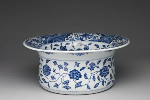 清 乾隆  西元1736-1795年 乾隆 青花缠枝花卉纹折沿洗