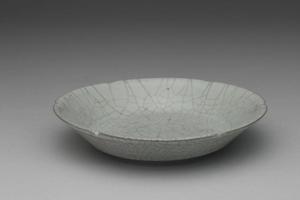 元 西元14世纪 青瓷葵口盘（「文」字铭）