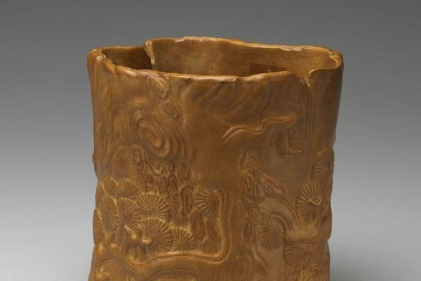 清 乾隆  西元1736-1795年 乾隆 皮雕松纹笔筒