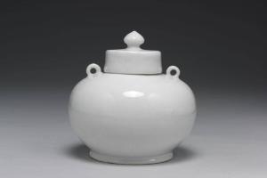 明 永乐  西元1403-1424年 永乐 甜白四季花卉纹双系盖罐