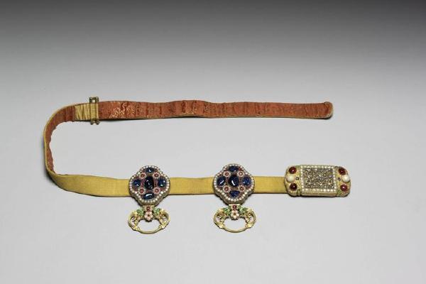 清 西元1644-1911年 镶珠石花卉带头腰带