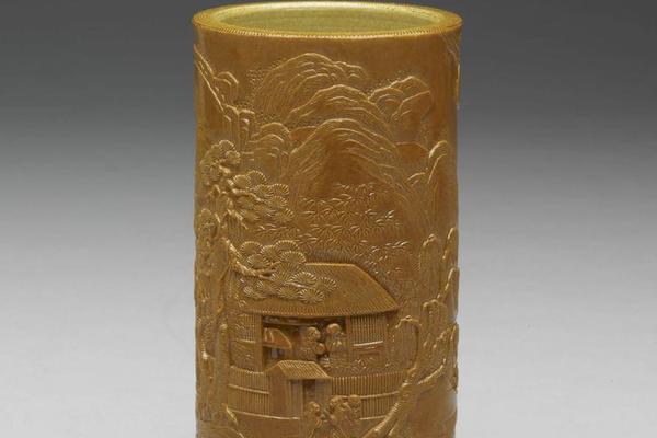 清  仁宗  西元1796-1820年 嘉庆 黄釉仿雕竹山水笔筒