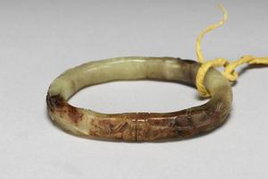 清 西元1644-1911年 青玉灵芝纹竹节式镯