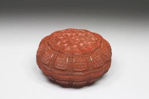 清 乾隆  西元1736-1795年 乾隆 剔红雕漆蟠云宝盒