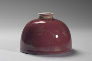 清  圣祖  西元1662-1722年 康熙 红釉暗花龙凤太白尊