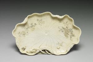 清 十八世纪  西元1701-1800年 十八世纪 雕象牙荷叶盘
