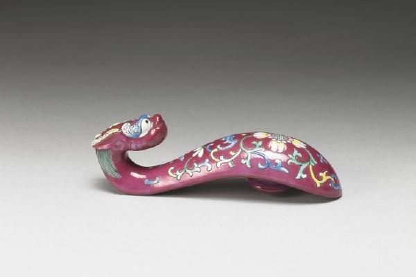 清朝  西元1644-1911年清 龙首描金粉彩万寿花卉带钩