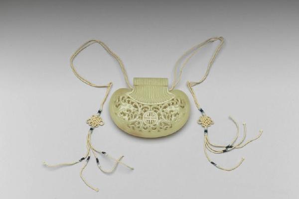 西元1644-1911年 清 镂雕玉双龙戏珠腰果式香包