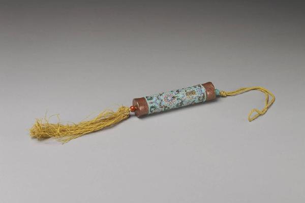 清 西元1644-1911年 浅蓝地粉彩缠枝花卉瓷牙签筒