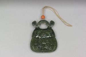 清   西元18世纪 碧玉透花荷叶香囊