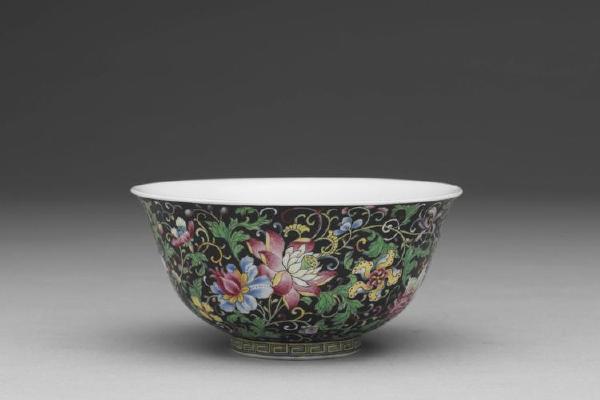 清 乾隆  西元1736-1795年 乾隆 珐瑯彩黑地缠枝花卉碗