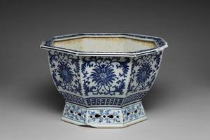 西元1644-1911年 清 官窑 青花番莲花盆-2